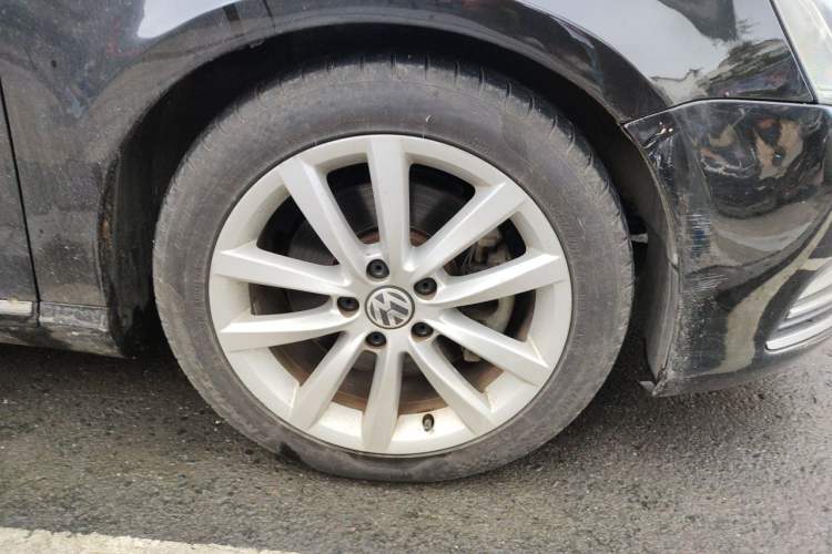 Used Volkswagen Magotan 2012 Facelift 2.0 TSI Prestige Model Right Front Wheel Hub