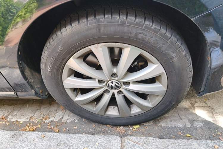 Used Volkswagen Magotan 2012 1.8TSI Comfort Model Right Front Wheel Hub