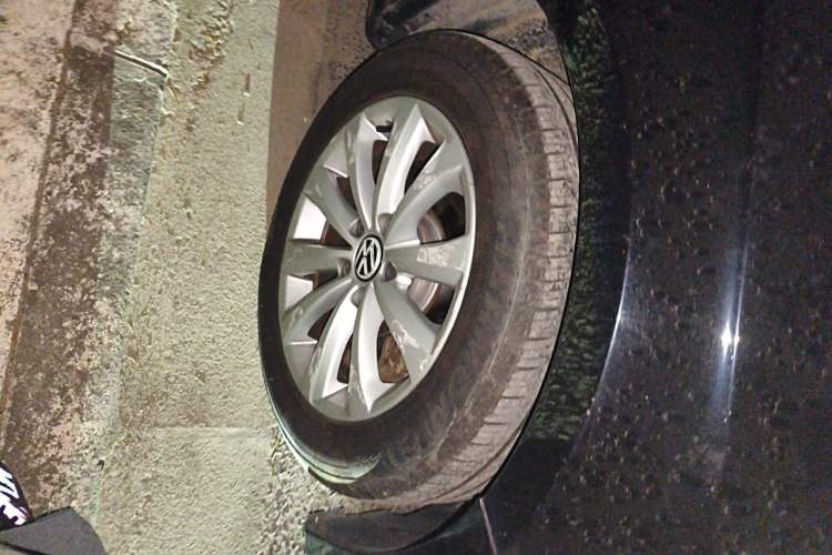 Used Volkswagen Magotan 2012 Revised Version 1.8TSI Leading Edition Right Front Wheel Hub