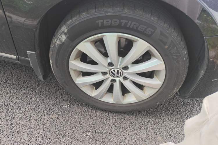 Used Volkswagen Magotan 2012 Revised Version 1.8TSI Leading Edition Right Front Wheel Hub