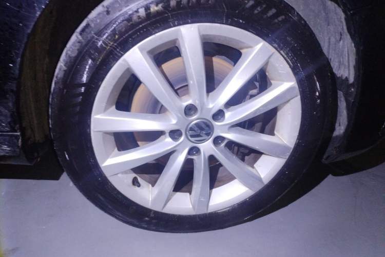 Used Volkswagen Magotan 2012 1.8TSI Prestige Model Right Front Wheel Hub