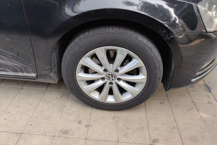 Used Volkswagen Magotan 2012 Revised Version 1.8TSI Leading Edition Right Front Wheel Hub