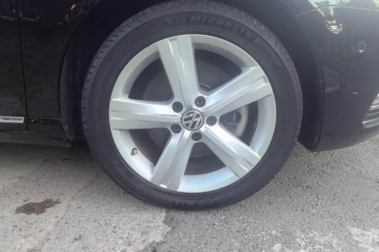 Used Volkswagen Magotan 2012 Revised Version 2.0 TSI Supreme Edition Right Front Wheel Hub