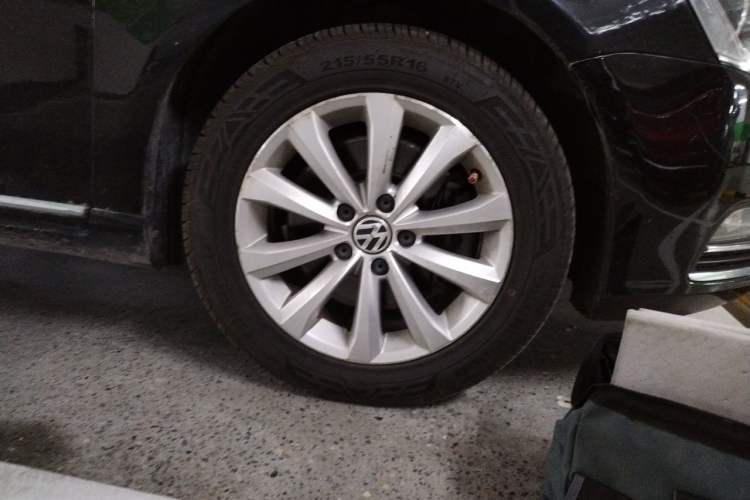 Used Volkswagen Magotan 2012 Revised 1.8TSI Luxury Version Right Front Wheel Hub
