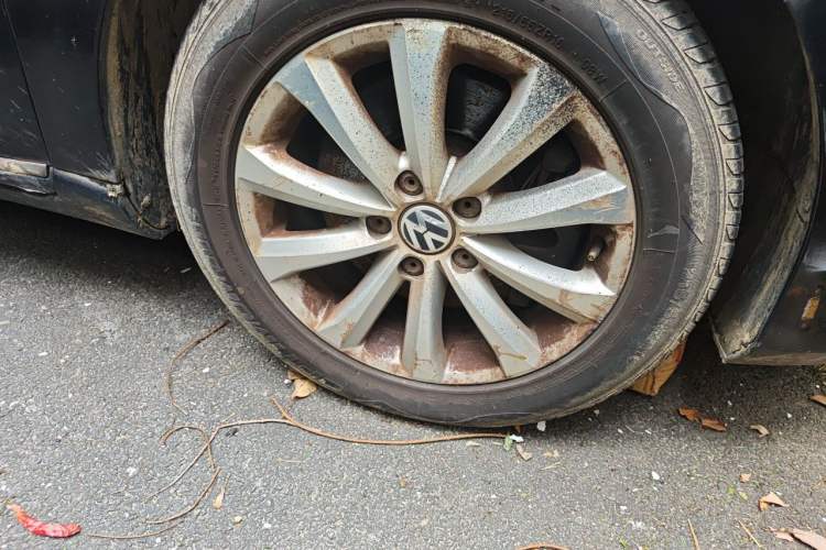 Used Volkswagen Magotan 2012 Revised 1.8TSI Luxury Version Right Front Wheel Hub