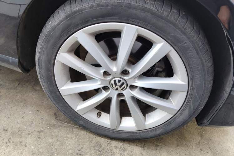 Used Volkswagen Magotan 2012 Revised Version 2.0 TSI Supreme Edition Right Front Wheel Hub