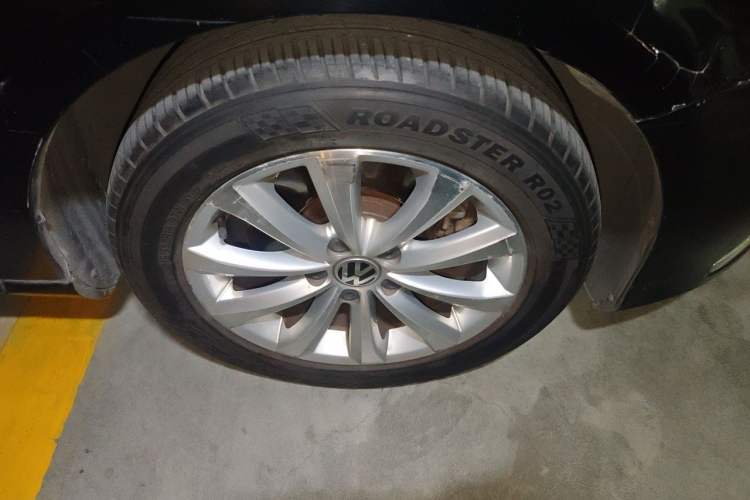 Used Volkswagen Magotan 2012 Revised Version 1.8TSI Leading Edition Right Front Wheel Hub