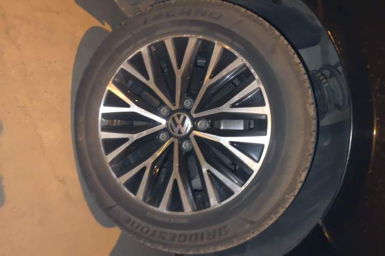 Used Volkswagen Magotan 2012 Revised 1.8TSI Luxury Version Right Front Wheel Hub