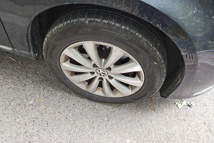 Used Volkswagen Magotan 2012 Revised Version 2.0 TSI Luxury Edition Right Front Wheel Hub