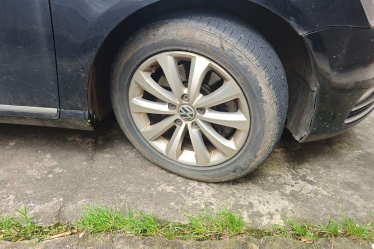 Used Volkswagen Magotan 2012 Revised 1.8TSI Luxury Version Right Front Wheel Hub