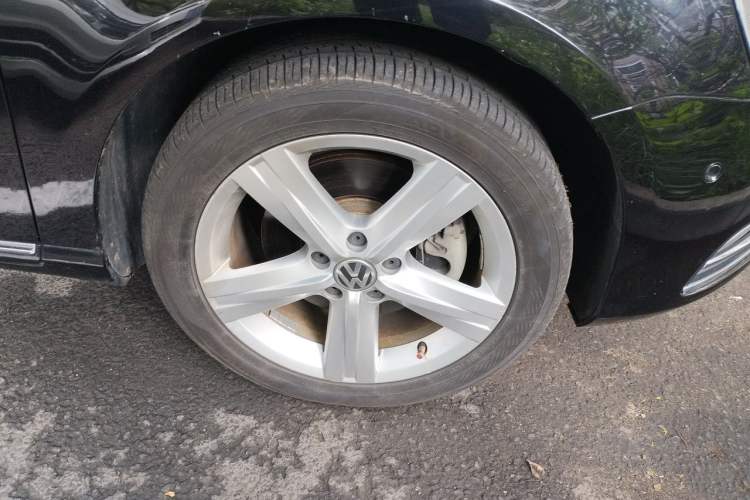 Used Volkswagen Magotan 2012 Revised Version 2.0 TSI Supreme Edition Right Front Wheel Hub