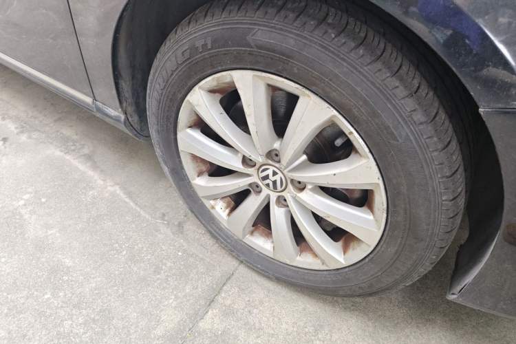 Used Volkswagen Magotan 2012 Revised 1.8TSI Luxury Version Right Front Wheel Hub