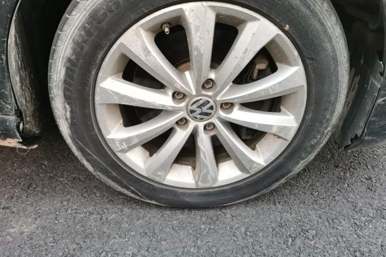 Used Volkswagen Magotan 2012 Revised Version 1.8TSI Leading Edition Right Front Wheel Hub