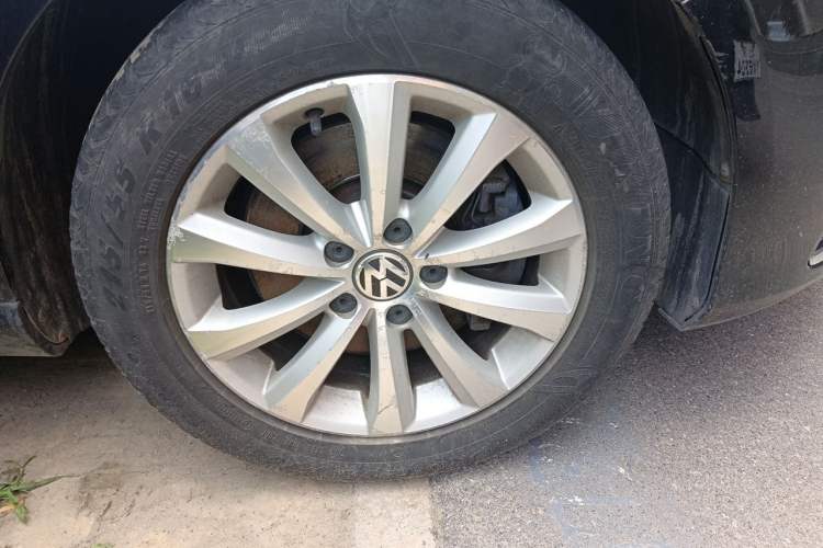 Used Volkswagen Magotan 2012 Revised 1.8TSI Luxury Version Right Front Wheel Hub