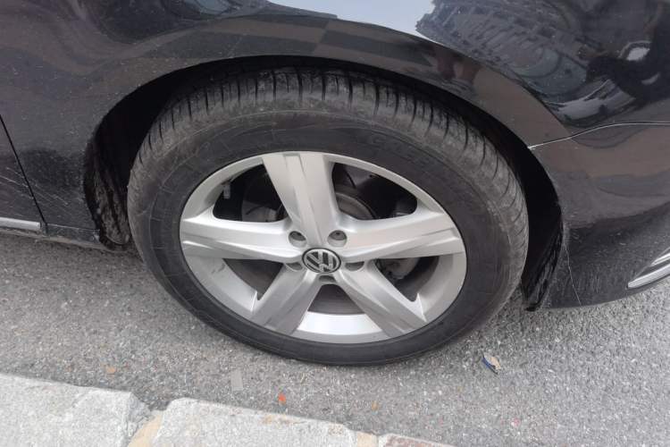 Used Volkswagen Magotan 2012 Revised 1.8TSI Luxury Version Right Front Wheel Hub