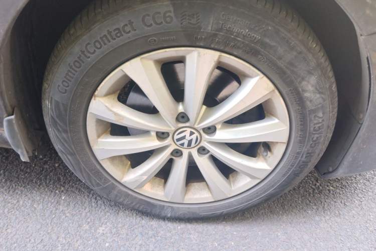 Used Volkswagen Magotan 2012 Revised 1.8TSI Luxury Version Right Front Wheel Hub