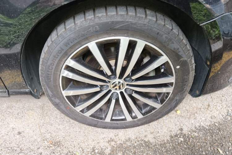 Used Volkswagen Magotan 2012 3.0 FSI Flagship Edition Right Front Wheel Hub