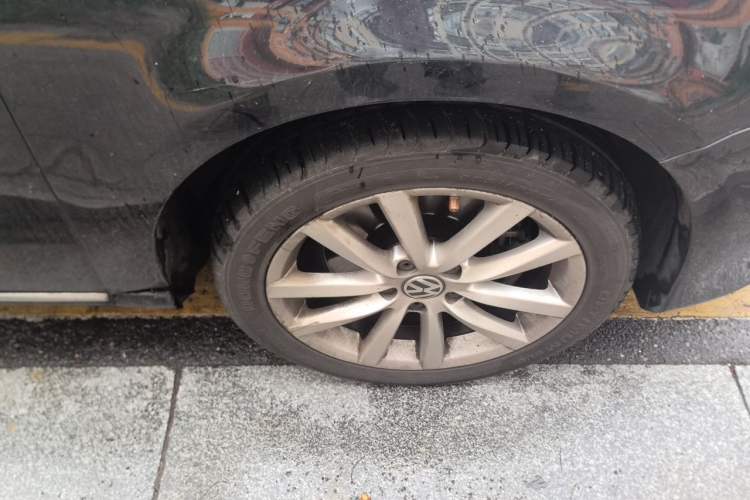 Used Volkswagen Magotan 2012 Facelift 1.8TSI Prestige Model Right Front Wheel Hub