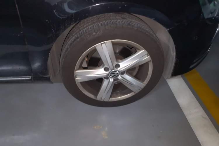 Used Volkswagen Magotan 2012 Revised Version 2.0 TSI Supreme Edition Right Front Wheel Hub