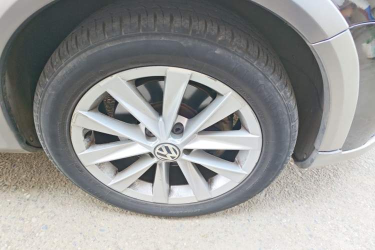 Used Volkswagen Magotan 2012 Travel Edition 2.0 TSI Four-Wheel Drive Luxury Version Right Front Wheel Hub
