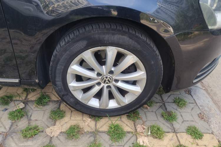 Used Volkswagen Magotan 2012 Revised Version 1.8TSI Leading Edition Right Front Wheel Hub