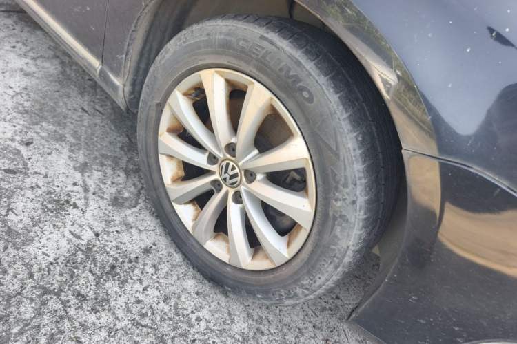 Used Volkswagen Magotan 2012 Revised Version 1.8TSI Leading Edition Right Front Wheel Hub