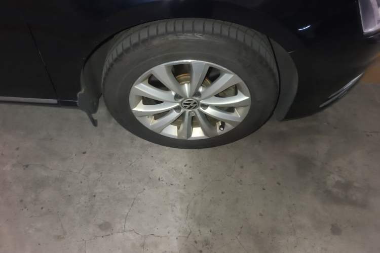 Used Volkswagen Magotan 2012 Revised Version 2.0 TSI Luxury Edition Right Front Wheel Hub