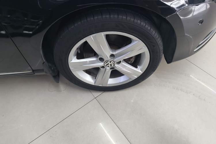 Used Volkswagen Magotan 2012 2.0 TSI Prestige Edition Right Front Wheel Hub