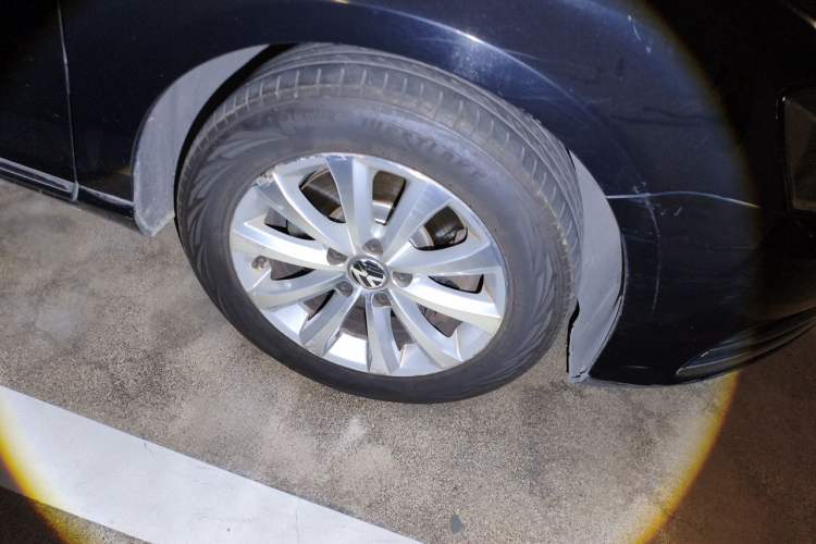 Used Volkswagen Magotan 2012 Revised Version 1.8TSI Leading Edition Right Front Wheel Hub