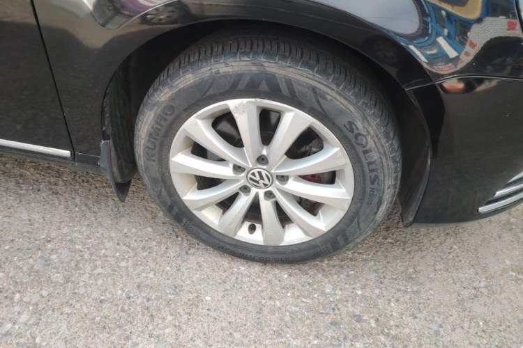 Used Volkswagen Magotan 2012 Revised 1.8TSI Luxury Version Right Front Wheel Hub