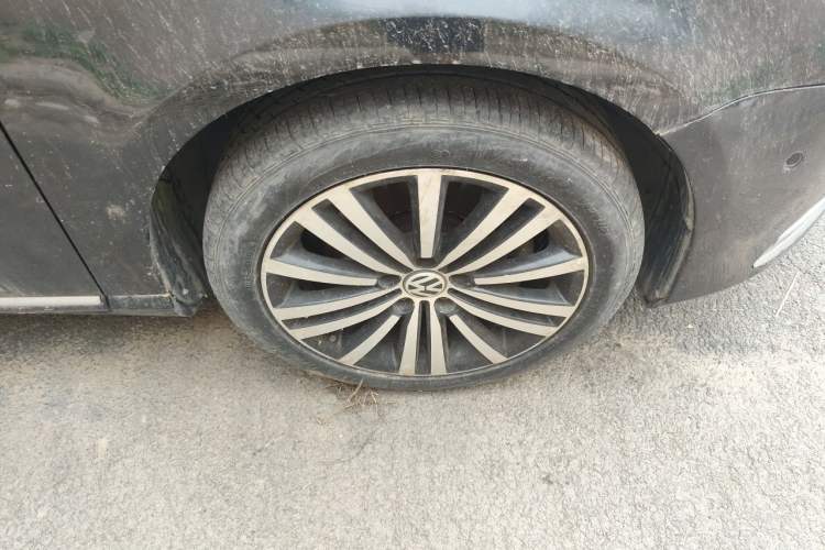 Used Volkswagen Magotan 2012 3.0 FSI Flagship Edition Right Front Wheel Hub