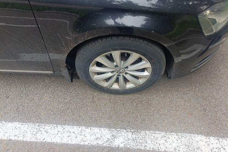 Used Volkswagen Magotan 2012 Revised Version 1.8TSI Leading Edition Right Front Wheel Hub