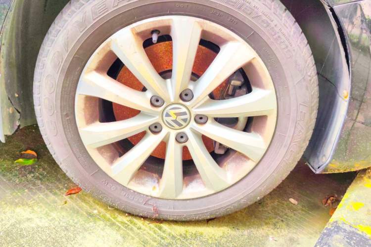 Used Volkswagen Magotan 2012 Revised 1.8TSI Luxury Version Right Front Wheel Hub