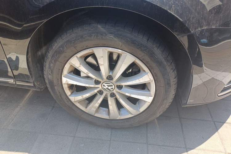Used Volkswagen Magotan 2012 Revised 1.8TSI Luxury Version Right Front Wheel Hub