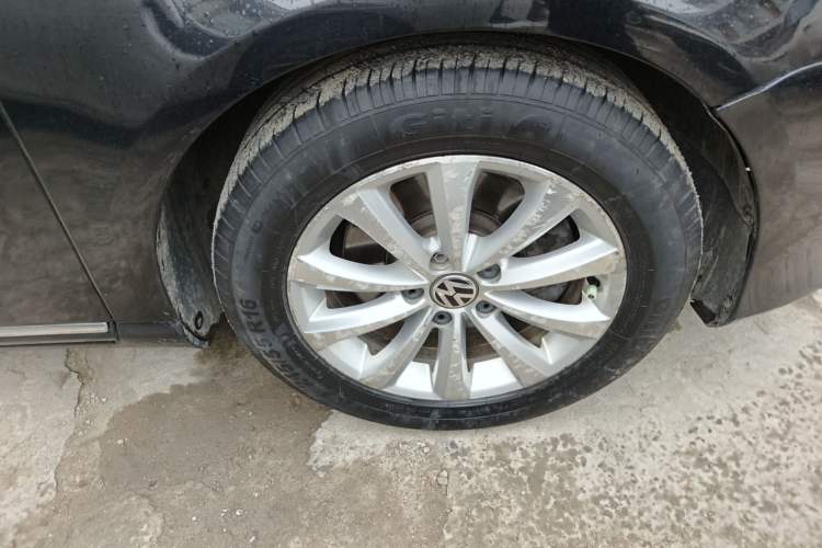Used Volkswagen Magotan 2012 Revised Version 1.8TSI Leading Edition Right Front Wheel Hub