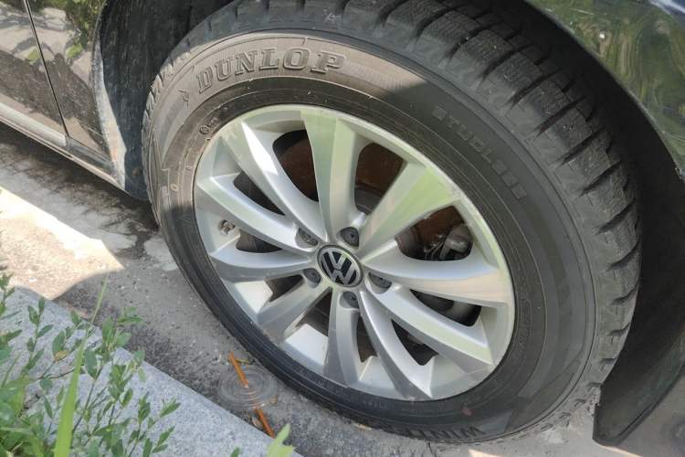 Used Volkswagen Magotan 2012 Revised 1.8TSI Luxury Version Right Front Wheel Hub