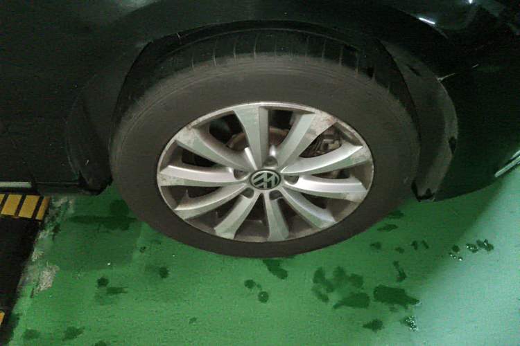 Used Volkswagen Magotan 2012 Revised 1.8TSI Luxury Version Right Front Wheel Hub