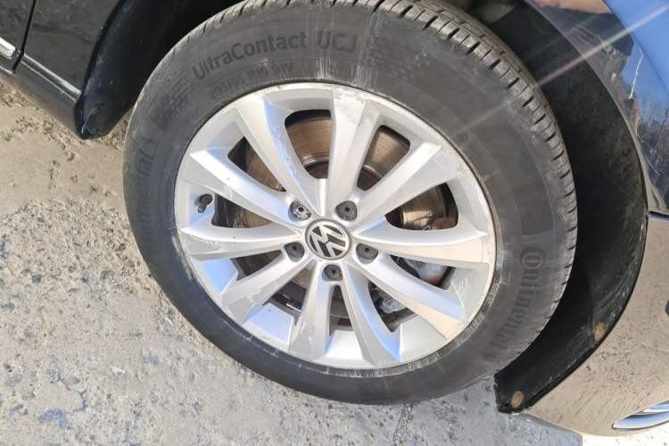 Used Volkswagen Magotan 2012 Revised 1.8TSI Luxury Version Right Front Wheel Hub