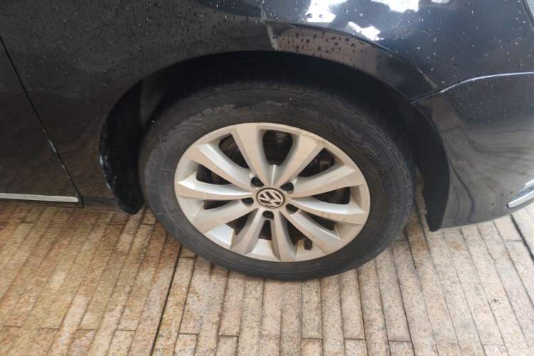 Used Volkswagen Magotan 2012 Revised 1.8TSI Luxury Version Right Front Wheel Hub