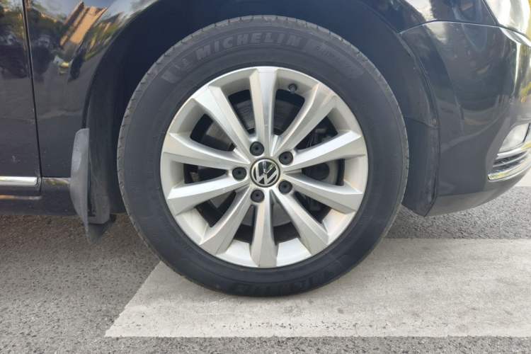 Used Volkswagen Magotan 2012 1.8TSI Luxury Model Right Front Wheel Hub