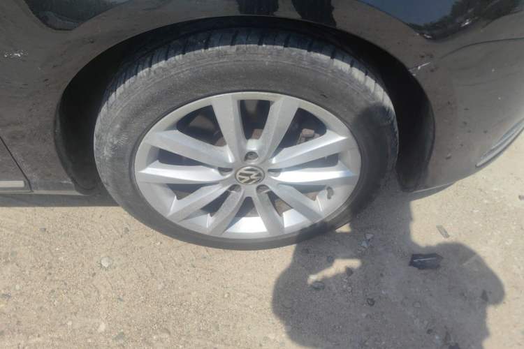 Used Volkswagen Magotan 2012 Facelift 2.0 TSI Prestige Model Right Front Wheel Hub