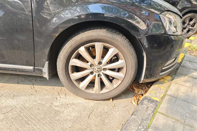 Used Volkswagen Magotan 2012 Revised 1.8TSI Luxury Version Right Front Wheel Hub