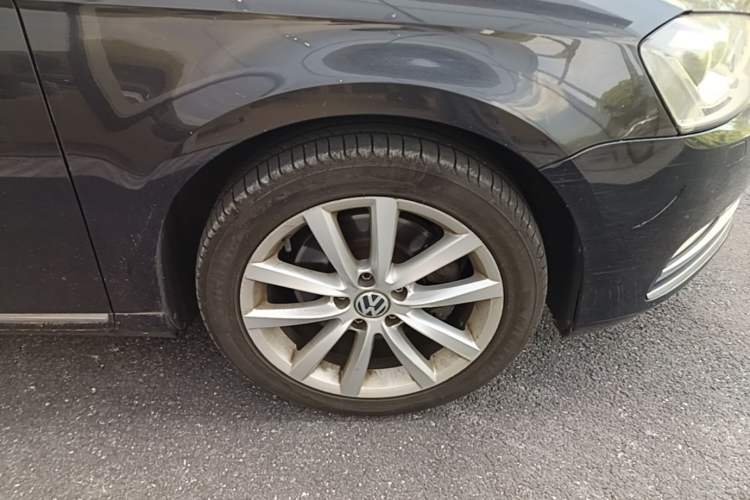 Used Volkswagen Magotan 2012 Facelift 2.0 TSI Prestige Model Right Front Wheel Hub