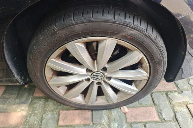Used Volkswagen Magotan 2012 Travel Edition 2.0 TSI Luxury Version Right Front Wheel Hub