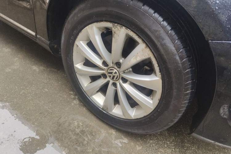 Used Volkswagen Magotan 2012 Revised 1.8TSI Luxury Version Right Front Wheel Hub