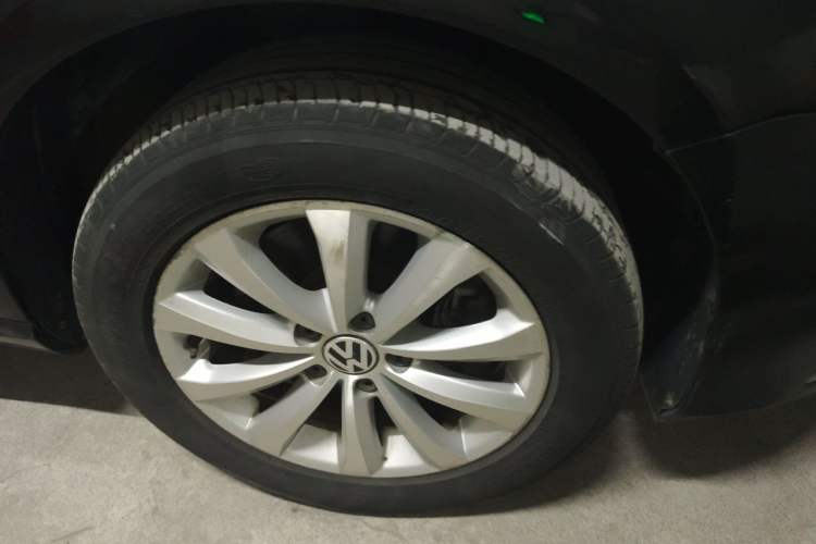 Used Volkswagen Magotan 2012 Revised Version 1.8TSI Leading Edition Right Front Wheel Hub