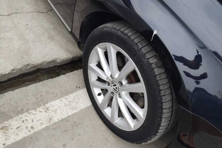 Used Volkswagen Magotan  Right Front Wheel Hub