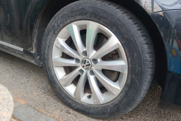 Used Volkswagen Magotan 2012 1.4TSI Luxury Model Right Front Wheel Hub