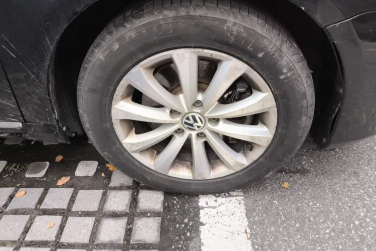 Used Volkswagen Magotan 2012 Revised 1.8TSI Luxury Version Right Front Wheel Hub