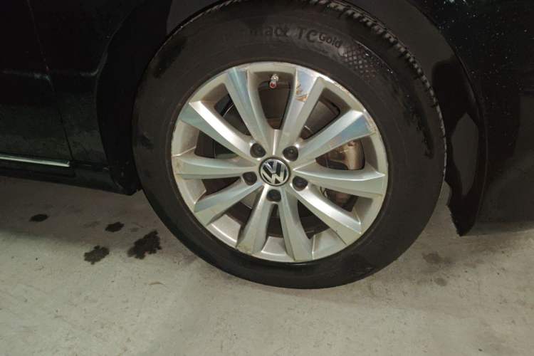Used Volkswagen Magotan 2012 Revised Version 1.8TSI Leading Edition Right Front Wheel Hub